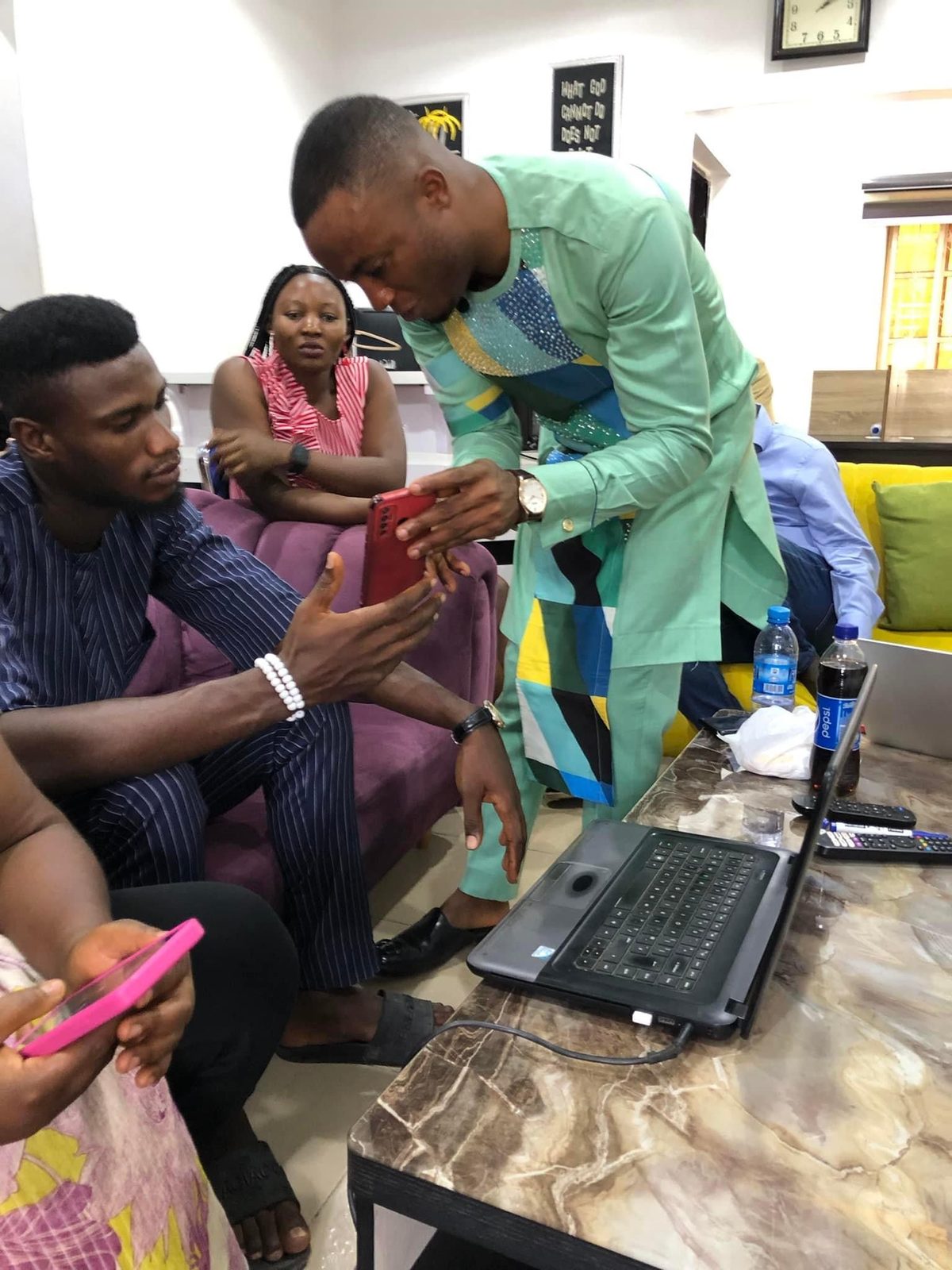 One-on-one practical coaching during a digital marketing and AI training session